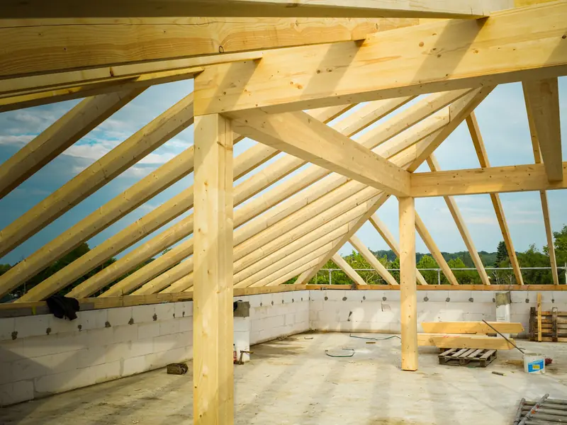 Charpente en bois neuve d'une maison en construction