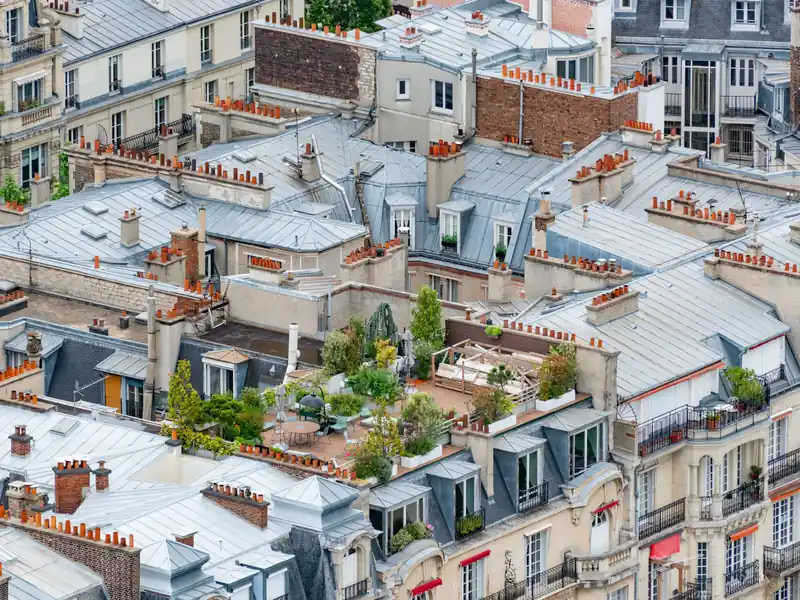 Toits en zinc gris et cheminées d'immeubles parisiens vus du ciel